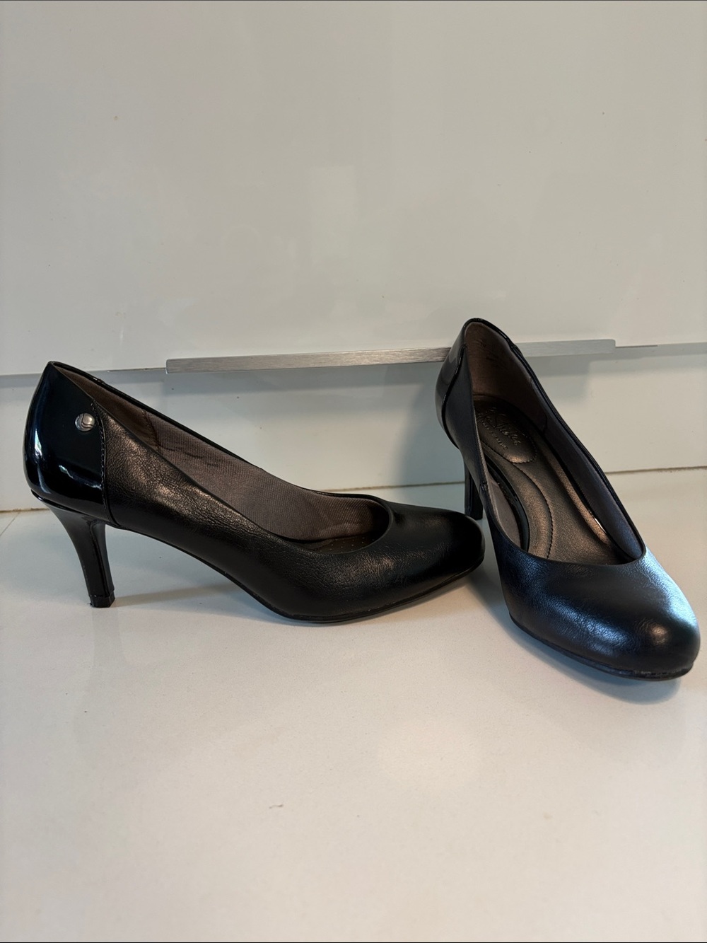 LifeStride Soft System Classic Black Leather Mid-Heel Pumps